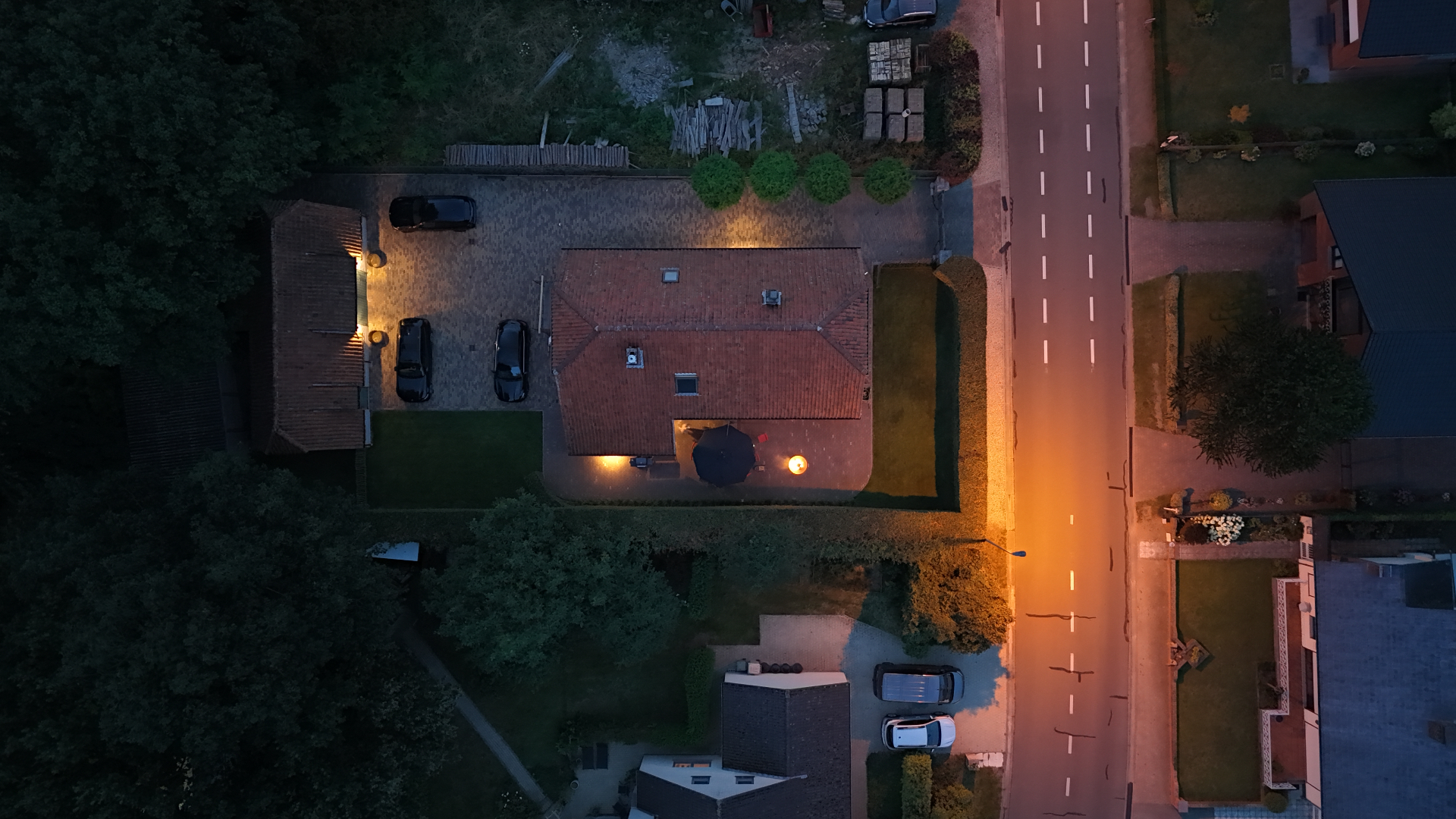 Klantwoning van bovenaf bij avond