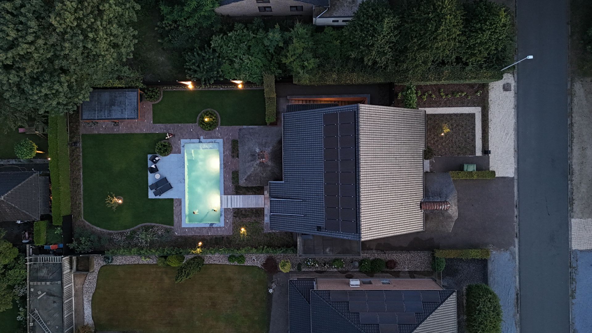 Villa met zwembad vanuit de lucht